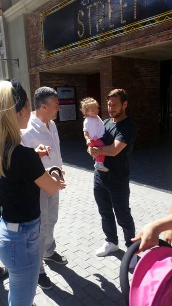 Francesco Totti con la moglie Ilary e la piccola Chanel oggi pomeriggio a 